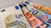 Pöydällä 5 euron, 10 euron, 20 euron ja 50 euron setelit, jokaista yksi kappale.