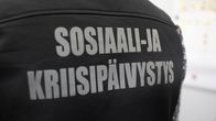 Mustan liivin selkämys, jossa harmaalla lukee teksti: "Sosiaali- ja kriisipäivystys".