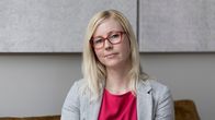 Toimittaja Jessikka Aro kuvattuna kotonaan.