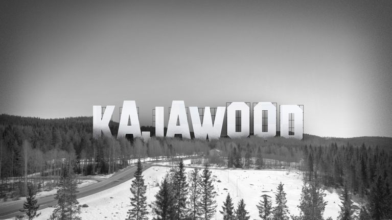 Kuvamuokkauksella vaaramaisemaan aseteltu kajawood -teksti