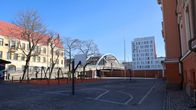 Juhannuskylän koulun piha.