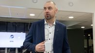 Vili Nurmi SM-liigan medialle pitämässä keskustelutilaisuudessa 18.12.2025.
