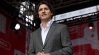 Pukuun pukeutunut Justin Trudeau esiintyy Suomi-areenan lavalla Porissa.