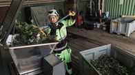 Kiertokaari Oy projektipäällikkö Teemu Turpeinen laittaa kasvimateriaalia kompostorikoneeseen.
