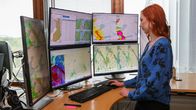 Meteorologi Sini Jääskeläinen tutkii sääkarttoja Ilmatieteen laitoksella.