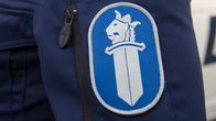 Poliisin hihamerkki sinisessä takin hihassa