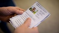 Lähikuva itse tehdyistä poliitikkojen korteista (joita käytetään tukena opetuksessa), Puistolan peruskoulu (yläaste), Hki, 12.5.2017.
