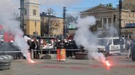 Väripommeja ja savuja mielenosoituksessa.