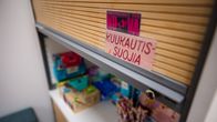 Koulun käytävällä on kaappi jossa on ilmaisia kuukautissuojia.
