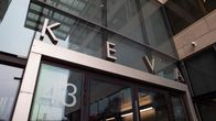Kevan logo lasioven yläpuolella.