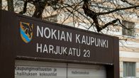 Nokian kaupungin virastotalon kyltti.