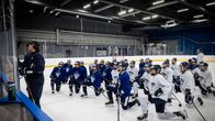 Tero Lehterä valmentamassa naisleijonia Vierumäellä.