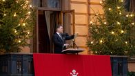  Turun kaupungin protokollapäällikkö Mika Akkanen luki joulurauhan julistuksen Vanhalla Suurtorilla .