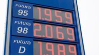 Sininen neste huoltoaseman polttoainehinnastokyltti, jossa näkyy hinnoiksi 95: 1,959 / 98 2,069 / Diesel 1,989.