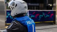 Moottoripyöräpoliisin selkä.