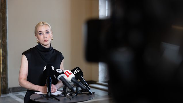 Sofia Virta kameroiden edessä vakavana.