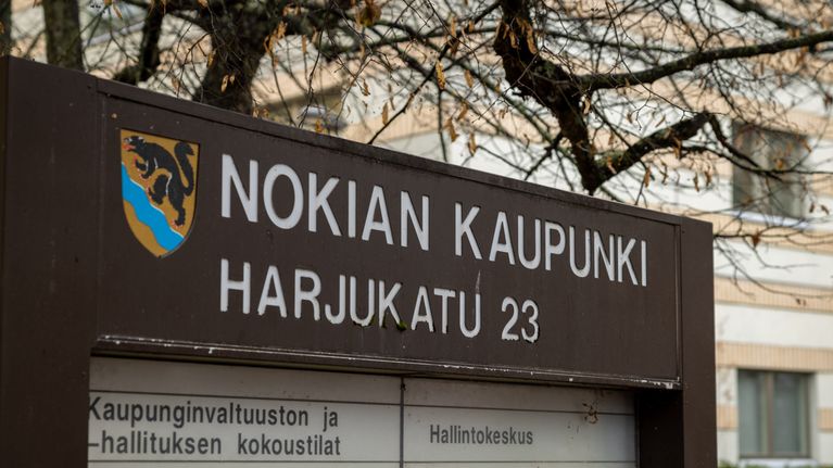 Nokian kaupungin virastotalon kyltti.
