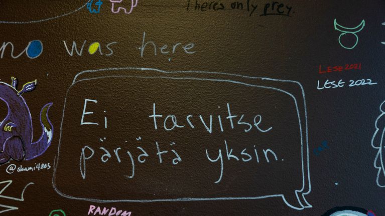 Liitutaulu nuorisotalolla. Tauluun kirjoitettu kannustavia viestejä. 
