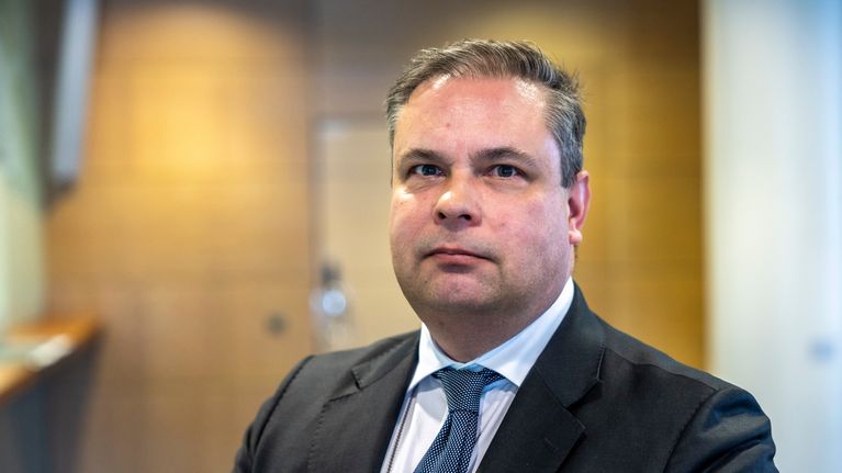 Erikoissyyttäjä Mikko Sipilä Helsingin hovioikeuden aulassa