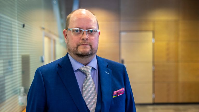 Asianajaja Jussi Saarikivi Helsingin hovioikeuden aulassa