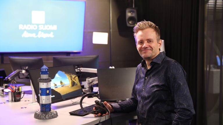 Antti Karhumäki Radio Suomen tuottaja studiossa.