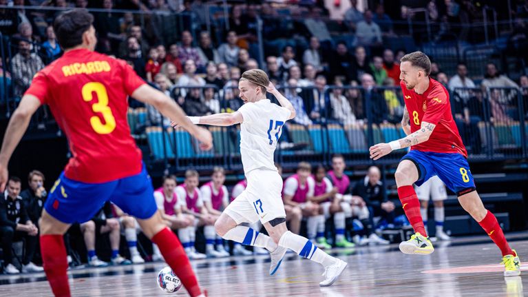 Suomen ja Espanjan ottelu, kuvassa Tuomas Pulkkinen.