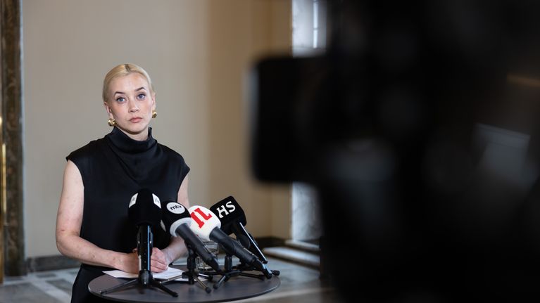 Sofia Virta kameroiden edessä vakavana.