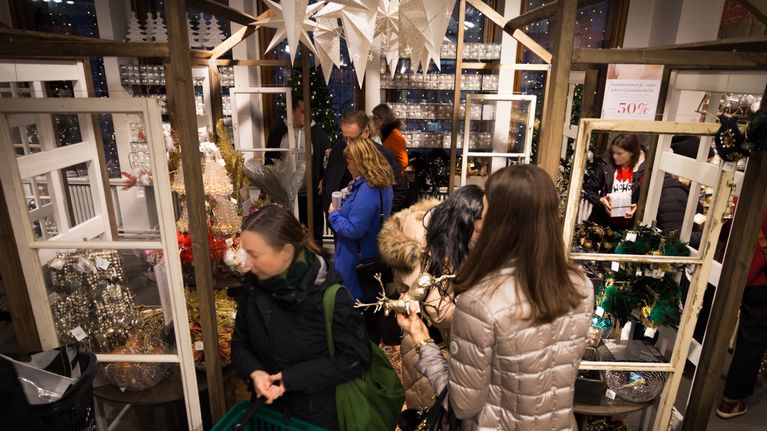 Shoppailijoita joulukoristeosastolla.