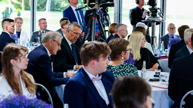 Kultaranta-keskustelujen vieraita istumassa pöydissä.