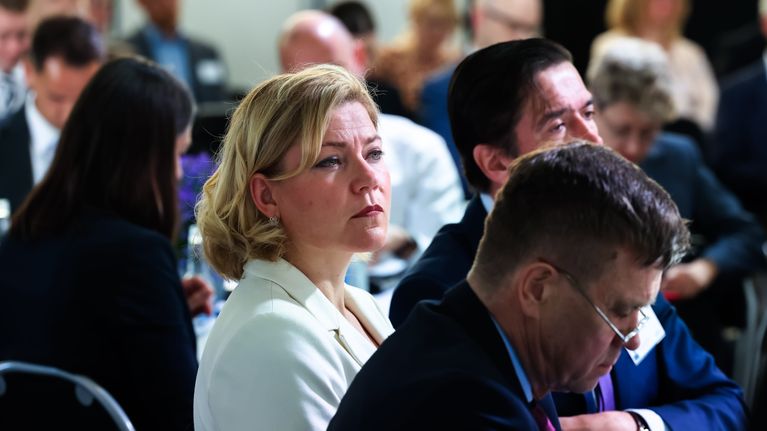 Henna Virkkunen seuraa Kultaranta-keskusteluja.