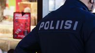 Poliisin univormun selkäpuoli.