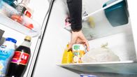 Henkilö ottaa OddlyGood-kaurajogurttia jääkapista.