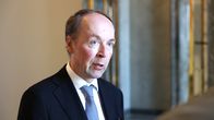 Eduskunnan puhemies jussi Halla -aho pitämässä tiedotustilaisuutta eduskunnan valtiosalissa.