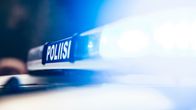 Poliisi auton hätävalot lähikuvassa.