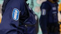 Kaksi anonyymia poliisia ja toisen hihamerkissä näkyy poliisin tunnuskuva miekkaleijona.