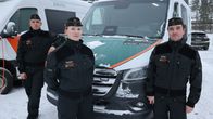 Rajavartiokoulusta valmistuneita ajoneuvon edessä.