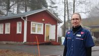 Apteekkari Paula Timonen kioskin edustalla.