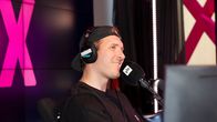 Juuso Kallio radiostudiossa.