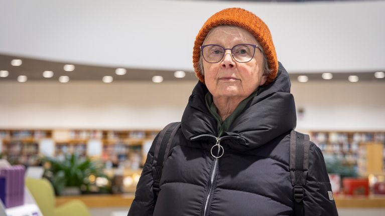 Kuopiolainen Maija Taskinen Kuopion pääkirjastolla.