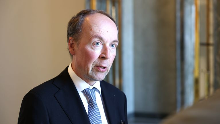 Eduskunnan puhemies jussi Halla -aho pitämässä tiedotustilaisuutta eduskunnan valtiosalissa.