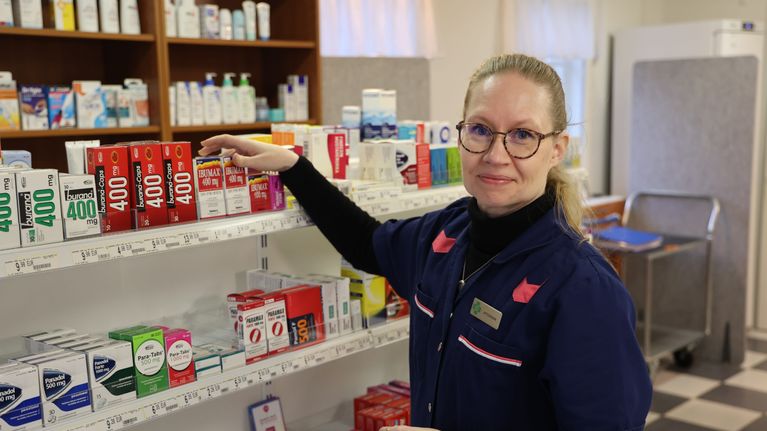 Apteekkari Paula Timonen lääkehyllyn edessä. 
