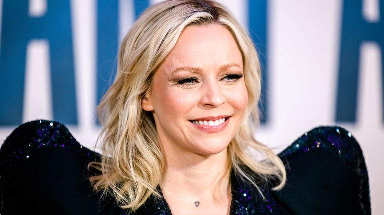 Paula Vesala kuvattavana kirkkaissa valoissa.