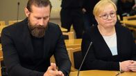 Mustiin pukeutunut, parraskas laulaja Lauri Tähkä ja asianajajansa Riitta Leppiniemi lähikuvassa istumassa oikeudessa päydän takana. Tähkän katse luotu alas, kädet yhdessä pöydällä.
