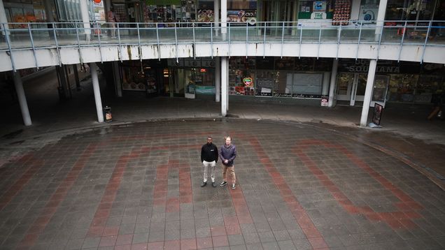 Entrepreneur Shakur Nuur and non-fiction writer Joonas Kervinen standing in the main entrance of Puhos shopping centre.