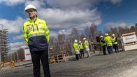 Mondi Kuopion tehtaan toimitusjohtaja Juha Koukka seisoo tulevan laajennusosan edustalla Kuopiossa.