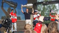Anton Lundell nostaa Stanley Cup -pokaalin ilmaan Linnanmäen ohjelmalava Estradilla. Lavalla on myös JVG-yhtye.