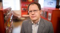 Riku Neuvonen Ylen kirjastossa.