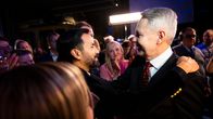 Photo shows Pekka Haavisto hugging Antonio Flores.