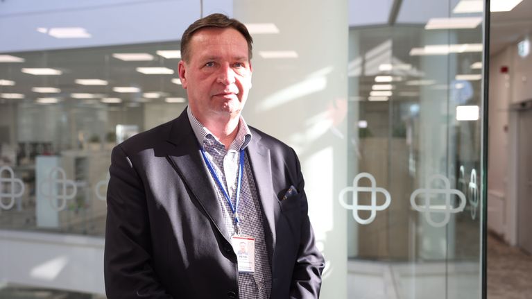 Petri Virolainen Päijät-Hämeen hyvinvointialuejohtaja seisoo käytävällä