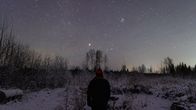 Olli Reijonen seisoo tähtitaivasta vasten lapsuutensa kotipaikan pihalla.